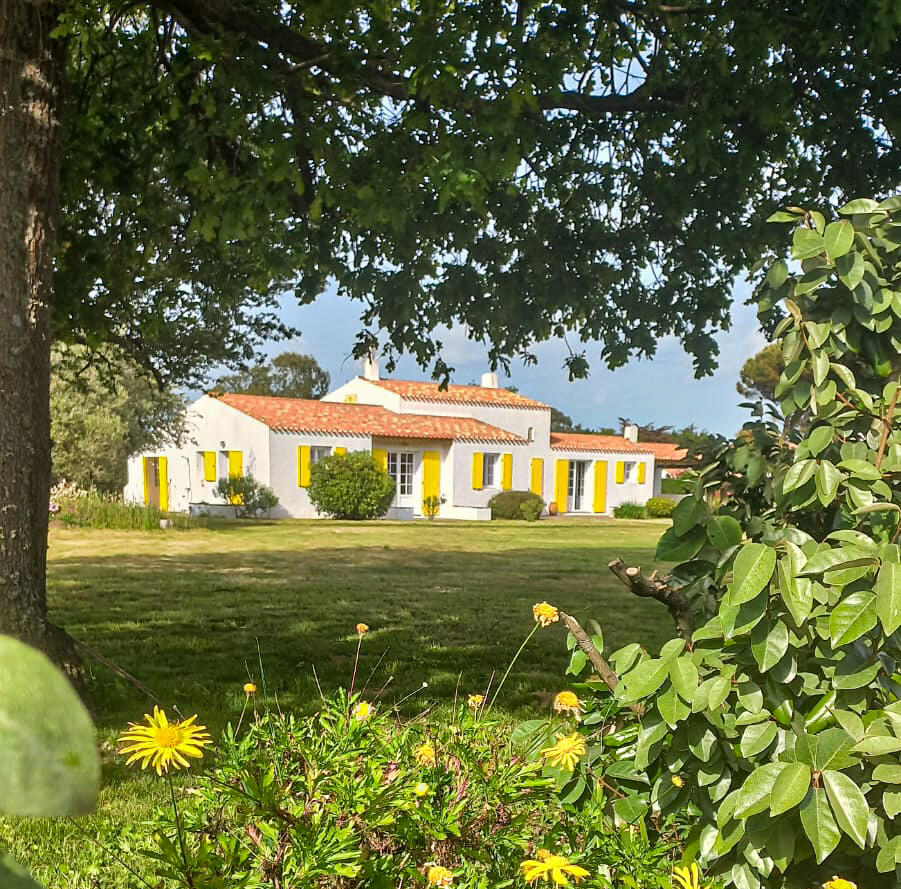 La Maison des Sapins mit Garten im Vordergrund