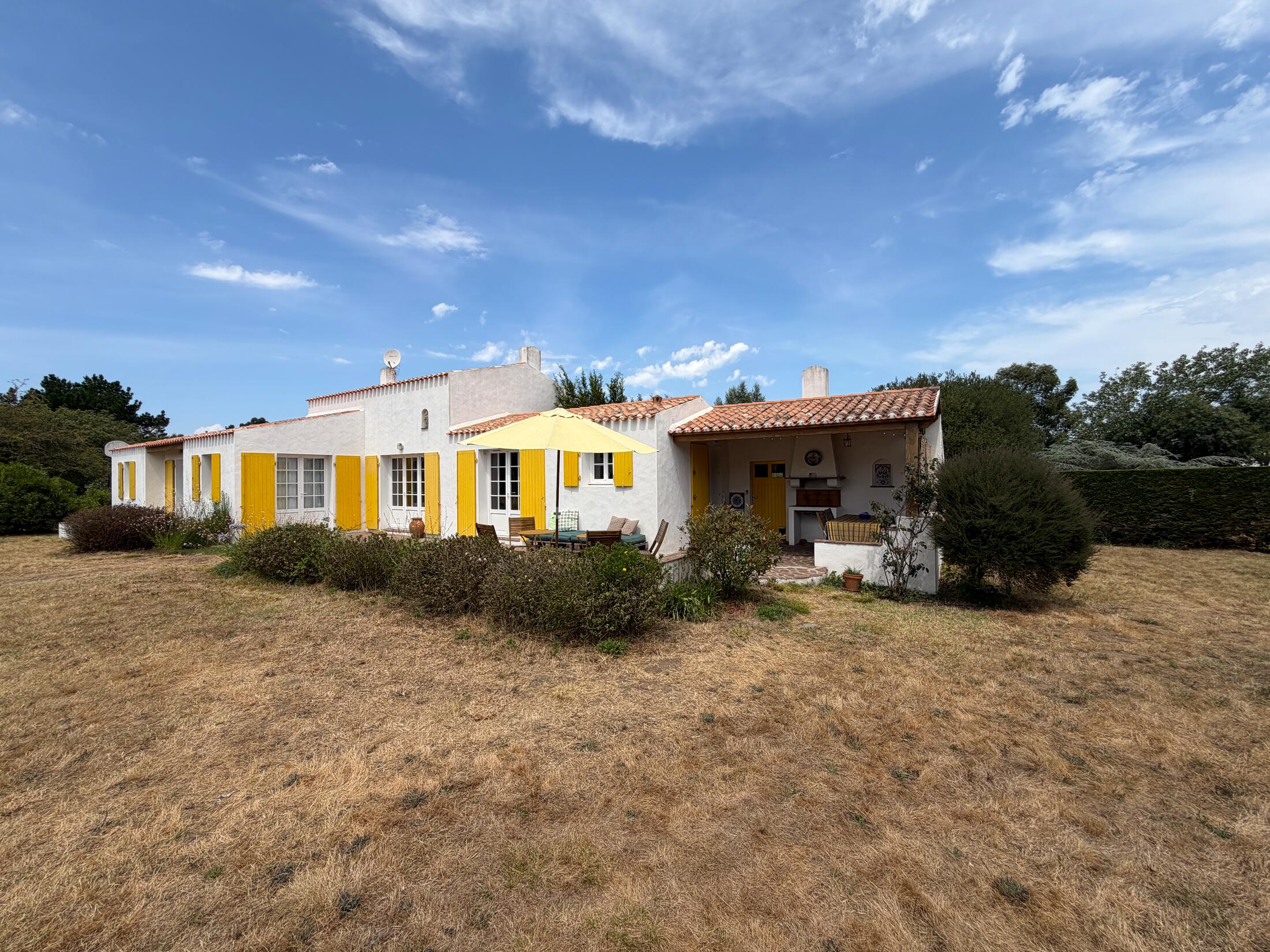 Haus und Garten im Sommer