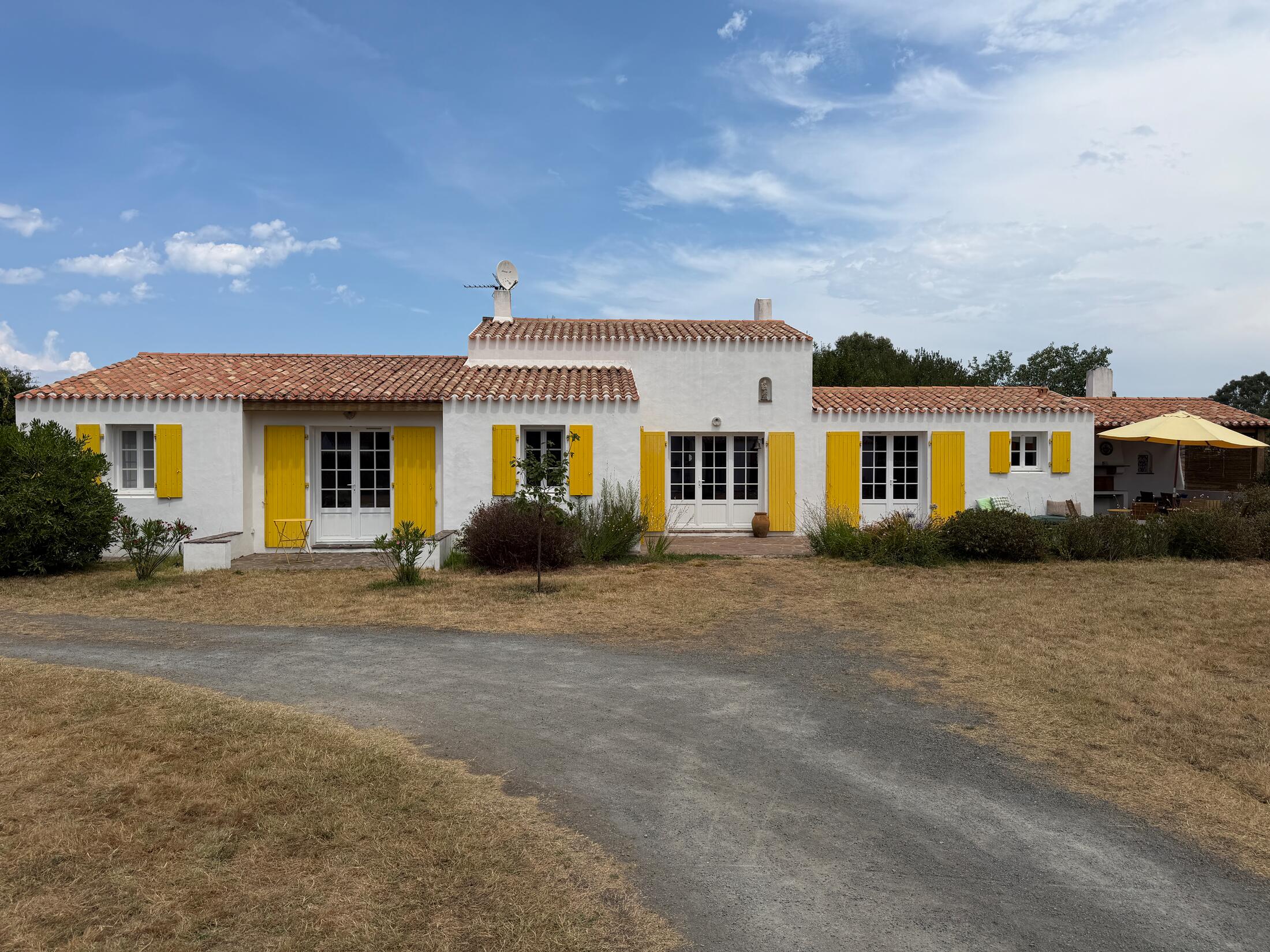 Haus und Garten im Sommer
