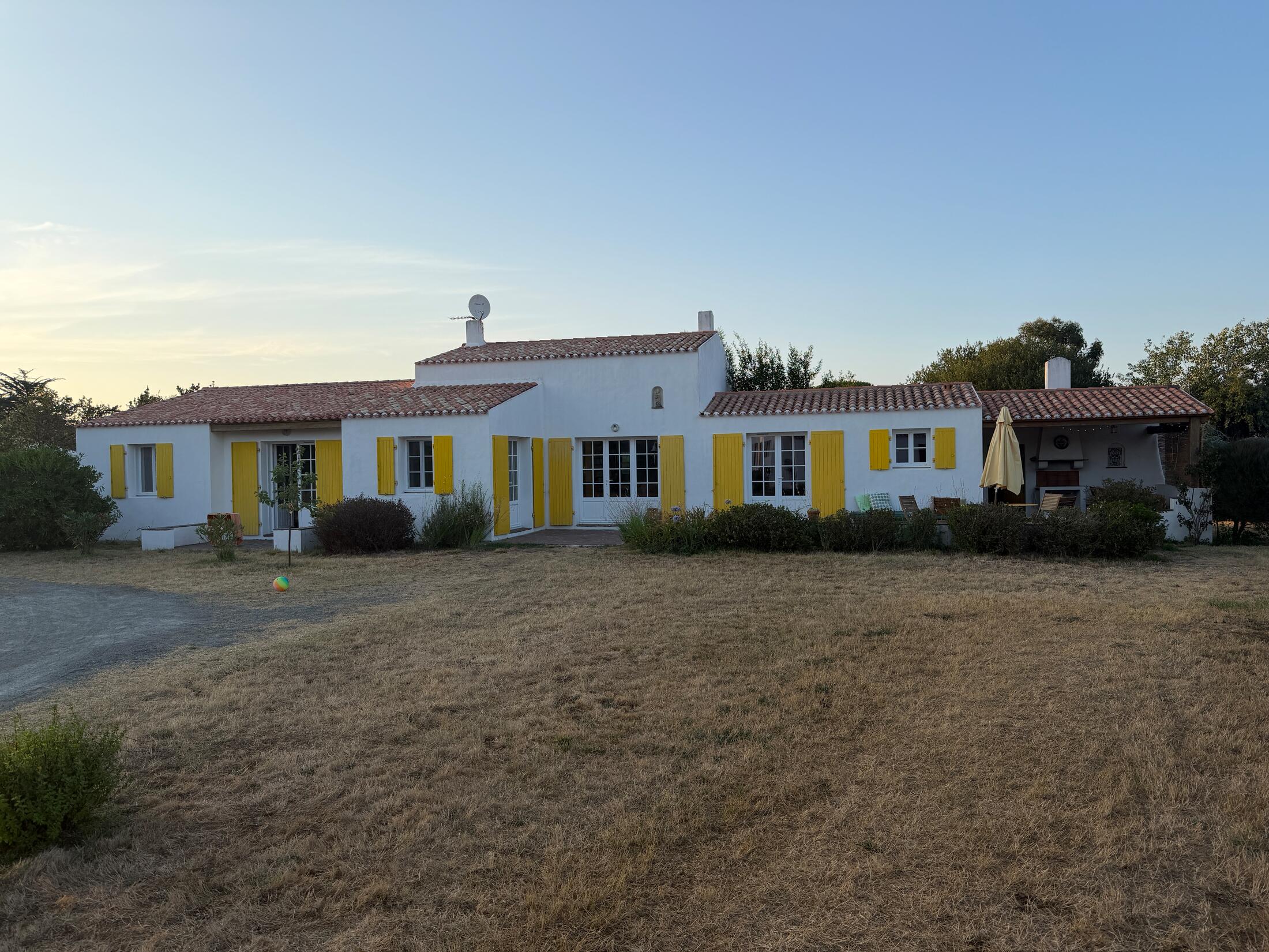 Haus und Garten im Sommer
