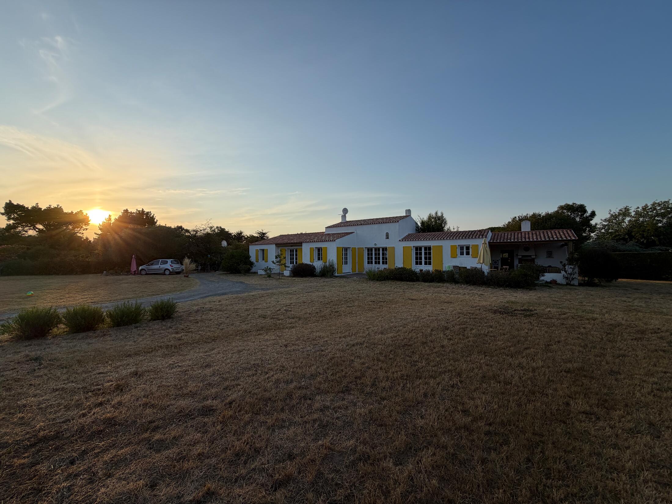 Haus und Garten bei Sonnenuntergang