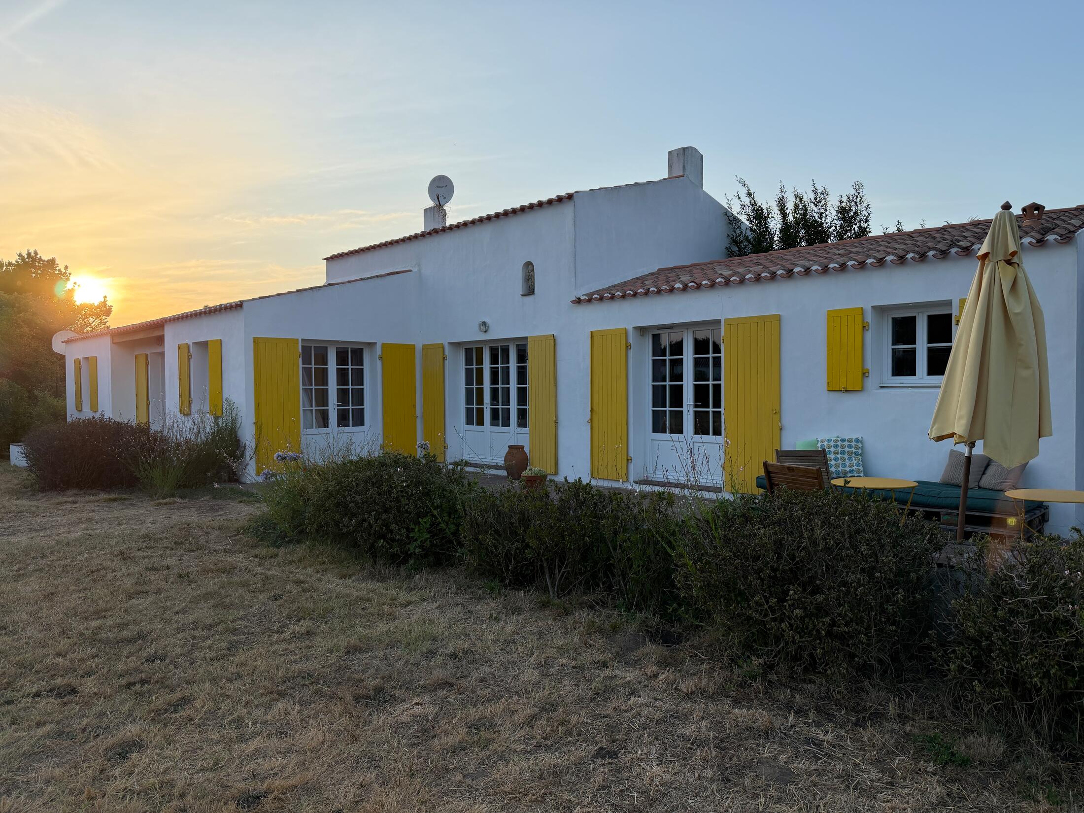 Haus und Terrasse bei Sonnenuntergang