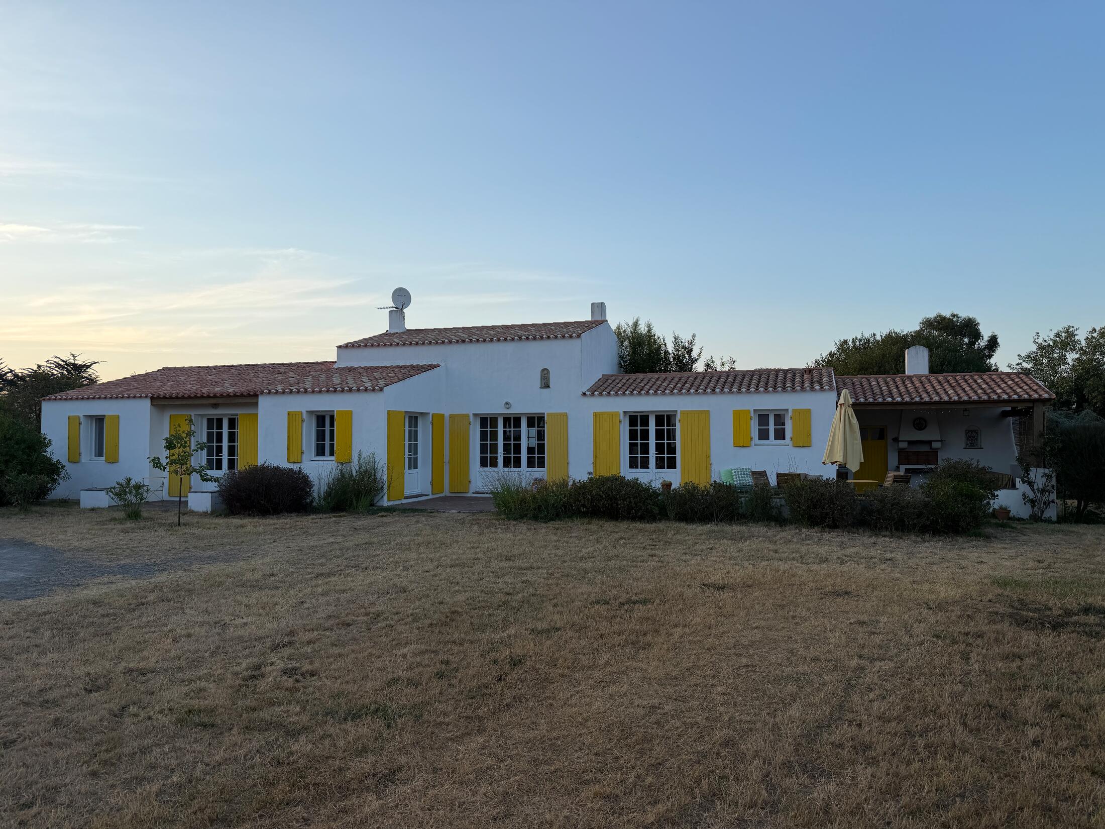 Haus und Garten nach Sonnenuntergang