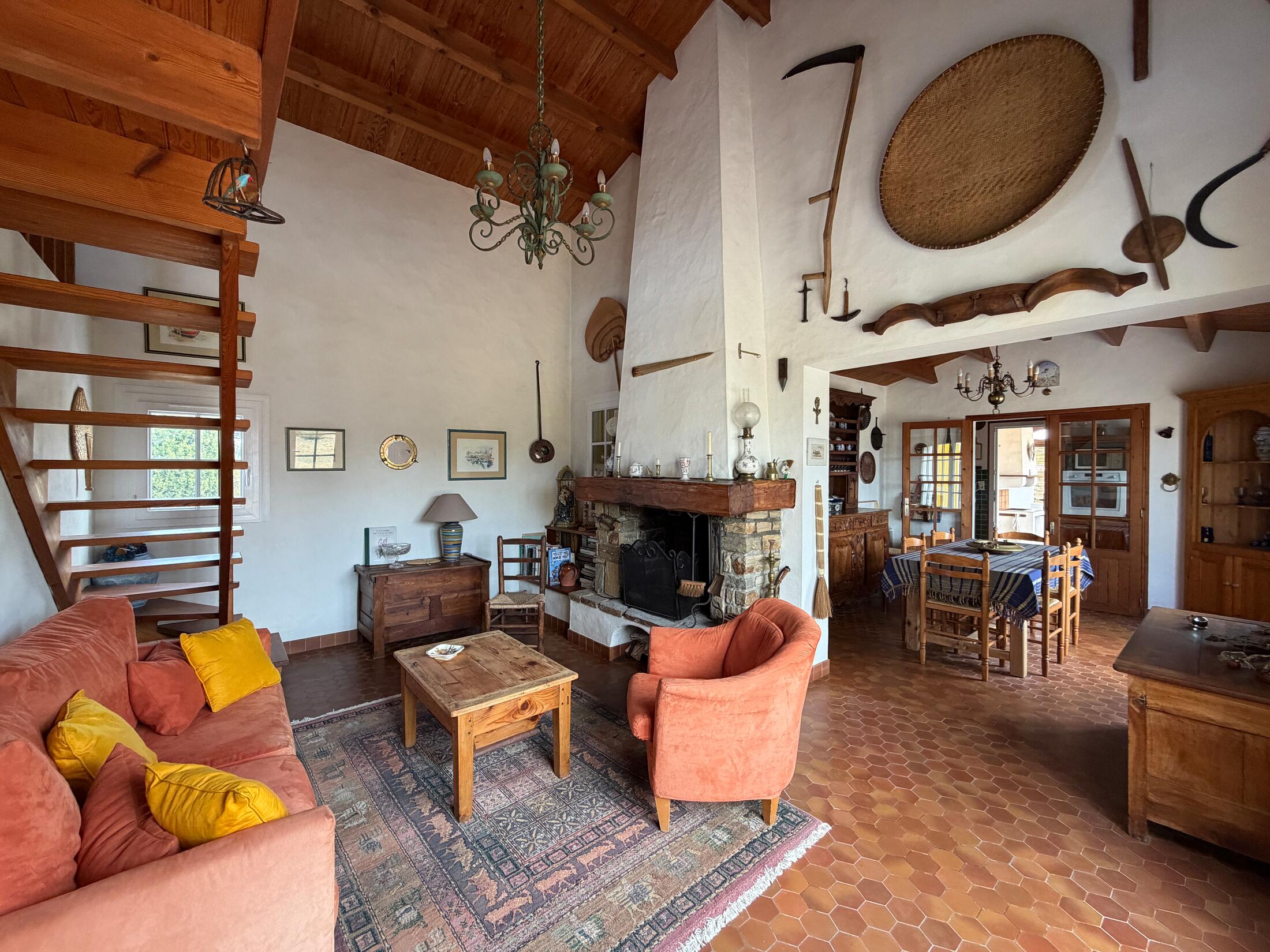Wohnzimmer mit Treppe zur Mezzanine