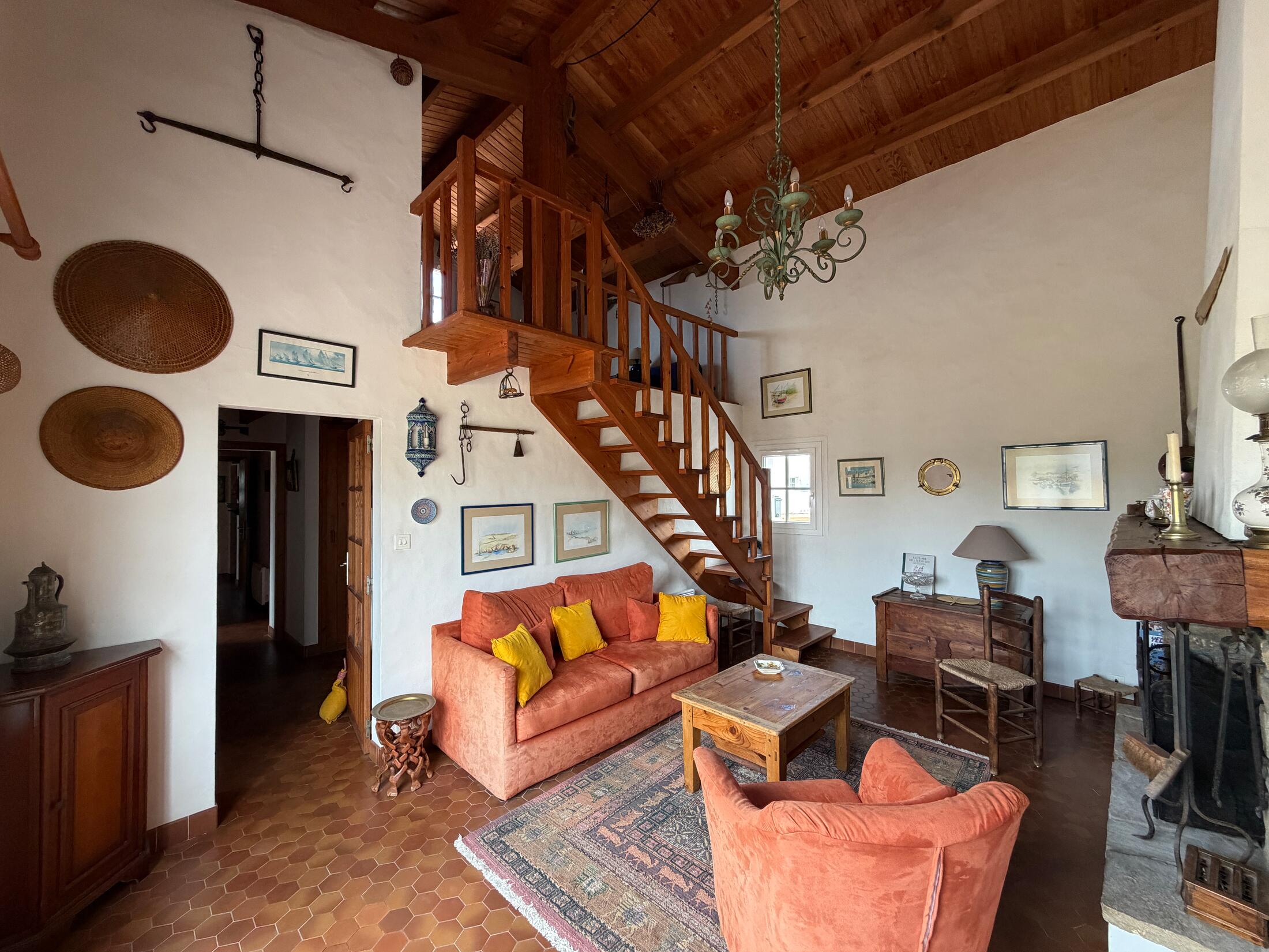 Wohnzimmer mit Treppe zur Mezzanine