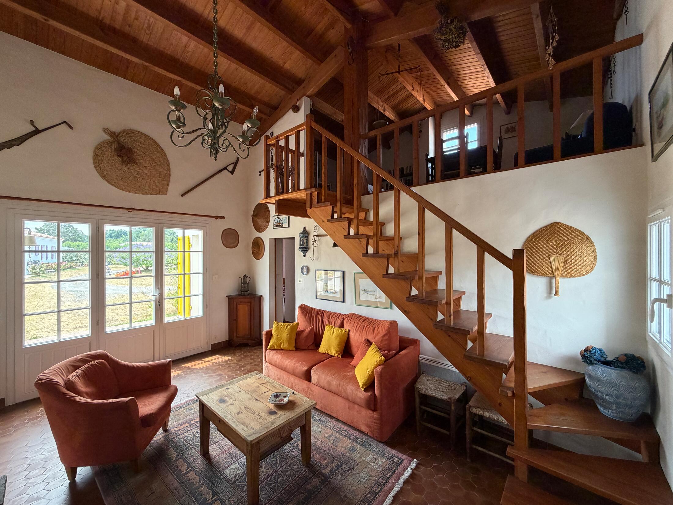 Wohnzimmer mit Treppe zur Mezzanine