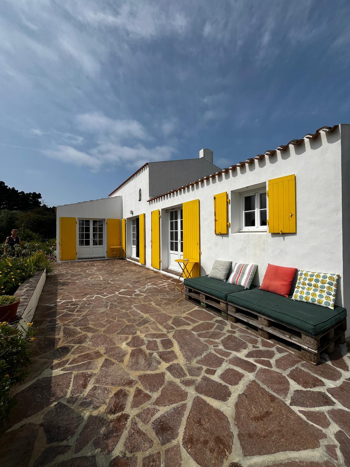 Terrasse mit Sonnenschirm, Sitzecke und Lounge-Bereich